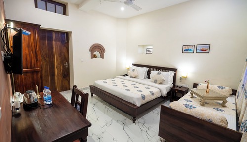 Heritage Deluxe Room, street view, King Bed ( ground or 1st floor )