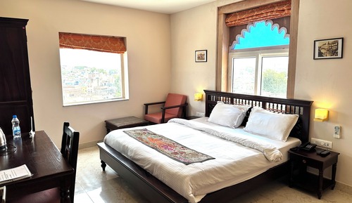 Lake view Deluxe Room, King Bed ( 4th floor )