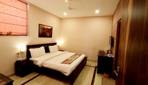 Standard room, King Bed (No windows)