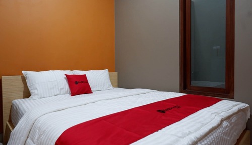 Double Room (RedDoorz)