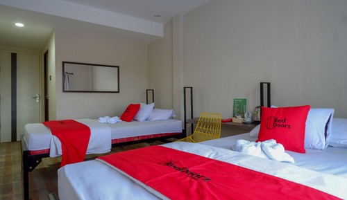 Twin Room (RedDoorz)