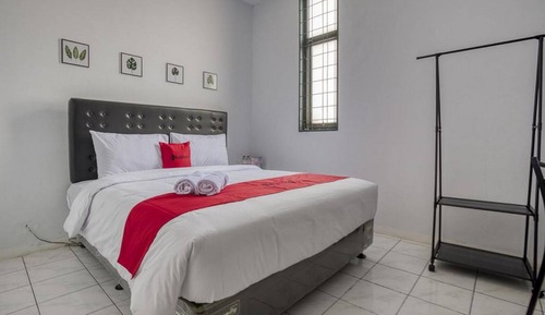 Double Room (RedDoorz)