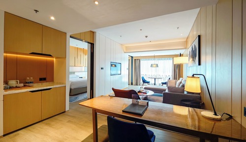 Executive Suite, 1 King Bed, City View