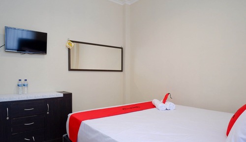 Double Room (RedDoorz)