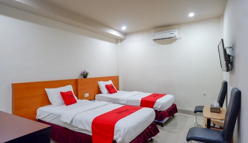 Double Room (RedDoorz)