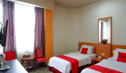 Deluxe Twin Room (RedDoorz)