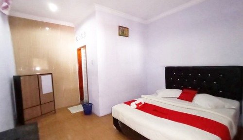 Double Room (RedDoorz)