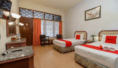 Premium Twin Room (RedDoorz)