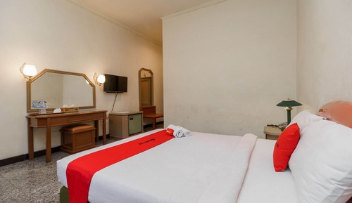 Double Room (RedDoorz)