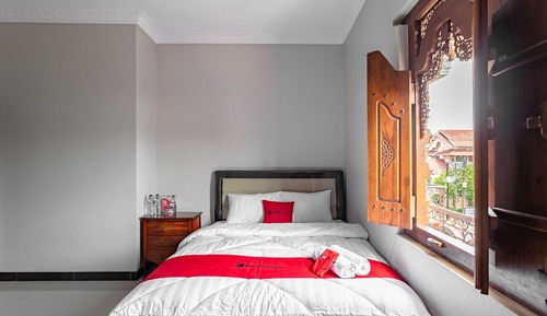 Double Room (RedDoorz)