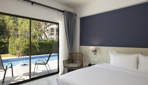 Deluxe Room, 1 King Bed, Pool Access