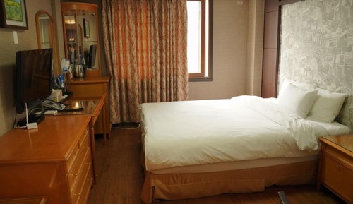 Room (Honeymoon Family)