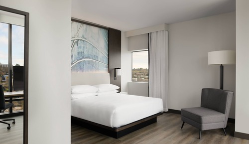Deluxe Room, 1 King Bed, Corner