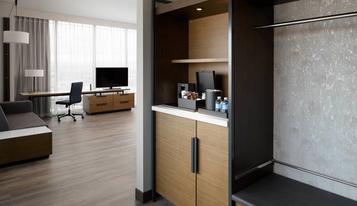 Executive Suite, 1 King Bed with Sofa bed, City View, Corner (City View)