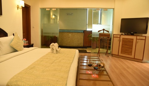 Deluxe Room, 1 Queen Bed, Pool View (Pool Suite)