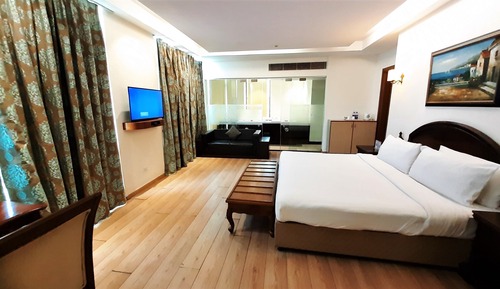 Suite, 1 Queen Bed, City View (Jacuzzi Suite)