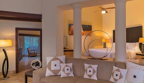 Master Family Suite, Bedroom 1 : 1 King, Bedroom 2 : 2 Twin futon
