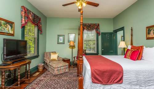 Deluxe Room, 1 Queen Bed (Clawfoot Tub/Shower)