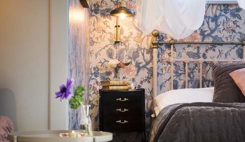 Romantic Hotel Room (basement)