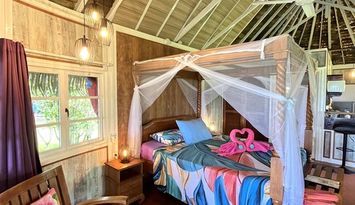 Honeymoon Bungalow, Beachside