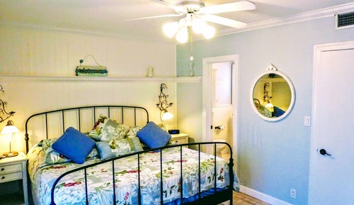 French Country - 1 bedroom 1 King bed