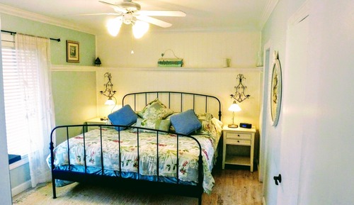 French Country - 2 Bedroom 1 King Bed and 1 Queen Bed
