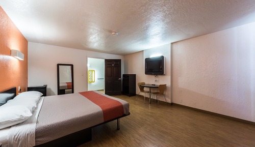 Standard Room, 1 King Bed, Accessible, Non Smoking