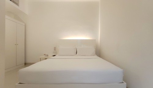Petite Room with Queen Bed