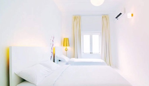 Family Room, 2 Queen Beds, Shared Bathroom