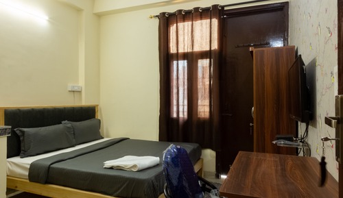Deluxe Studio, 1 King Bed, Smoking, Kitchenette