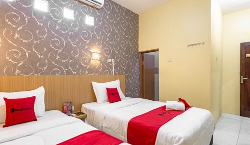 Premium Twin Room (Reddoorz)
