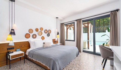 Royal Swim-Up Suite