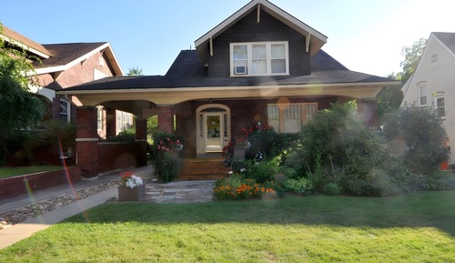 House, Multiple Beds (Aunt Beas Bungalow - Right in town! )