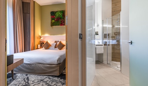 Family Quadruple Room, 2 Queen Beds, Courtyard View, Ground Floor