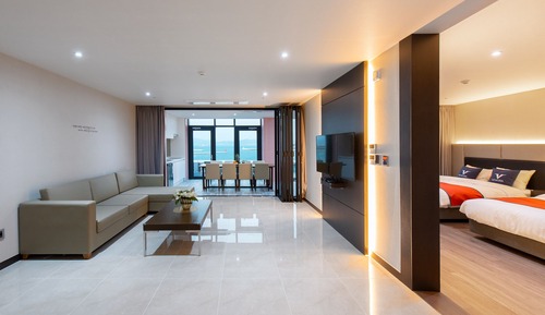 Premier Pool Suite