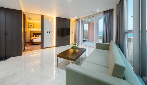 Corner Pool Suite