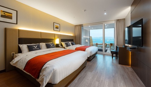 Deluxe Pool Suite