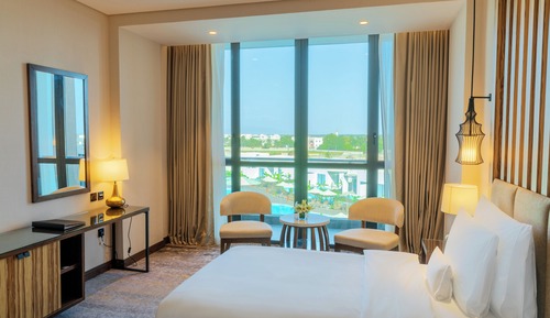 Premier Room, 1 King Bed, Balcony, Pool View