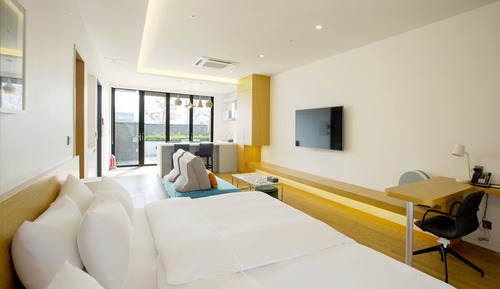 Suite, Garden Area