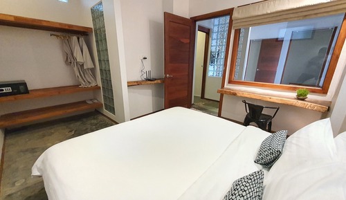 Deluxe Suite (Free One Way Drop Off)