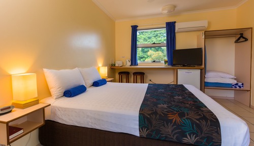 Standard Suite, 1 Queen Bed, Pool View, Poolside