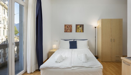 Queen Double Room with Lake View