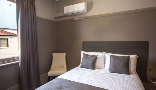 Classic Room, 1 Queen Bed, Shared Bathroom