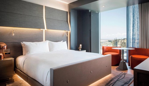 Room, 1 King Bed, Non Smoking, Corner (Balcony)