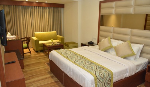 Royal Family Suite (1 DBL and 1 SGL Bed)