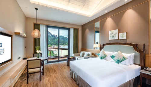 XinYue Building Deluxe Mountain view King Bed Room