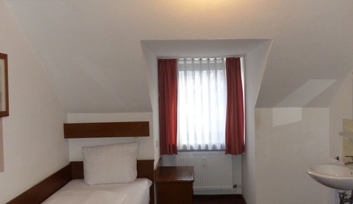 Economy Plus single room with shower, shared WC