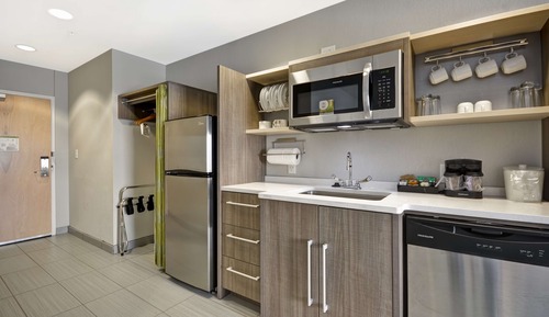 Suite, 1 King Bed, Accessible (Mobility & Hearing, Roll-in Shower)