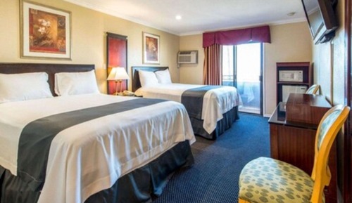 Family Room, 2 Queen Beds, Refrigerator & Microwave, City View