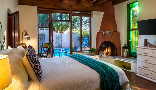 Deluxe Room, 1 King Bed, Fireplace, Pool View